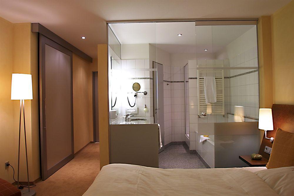 Wellings Romantik Hotel Zur Linde Moers Exteriör bild