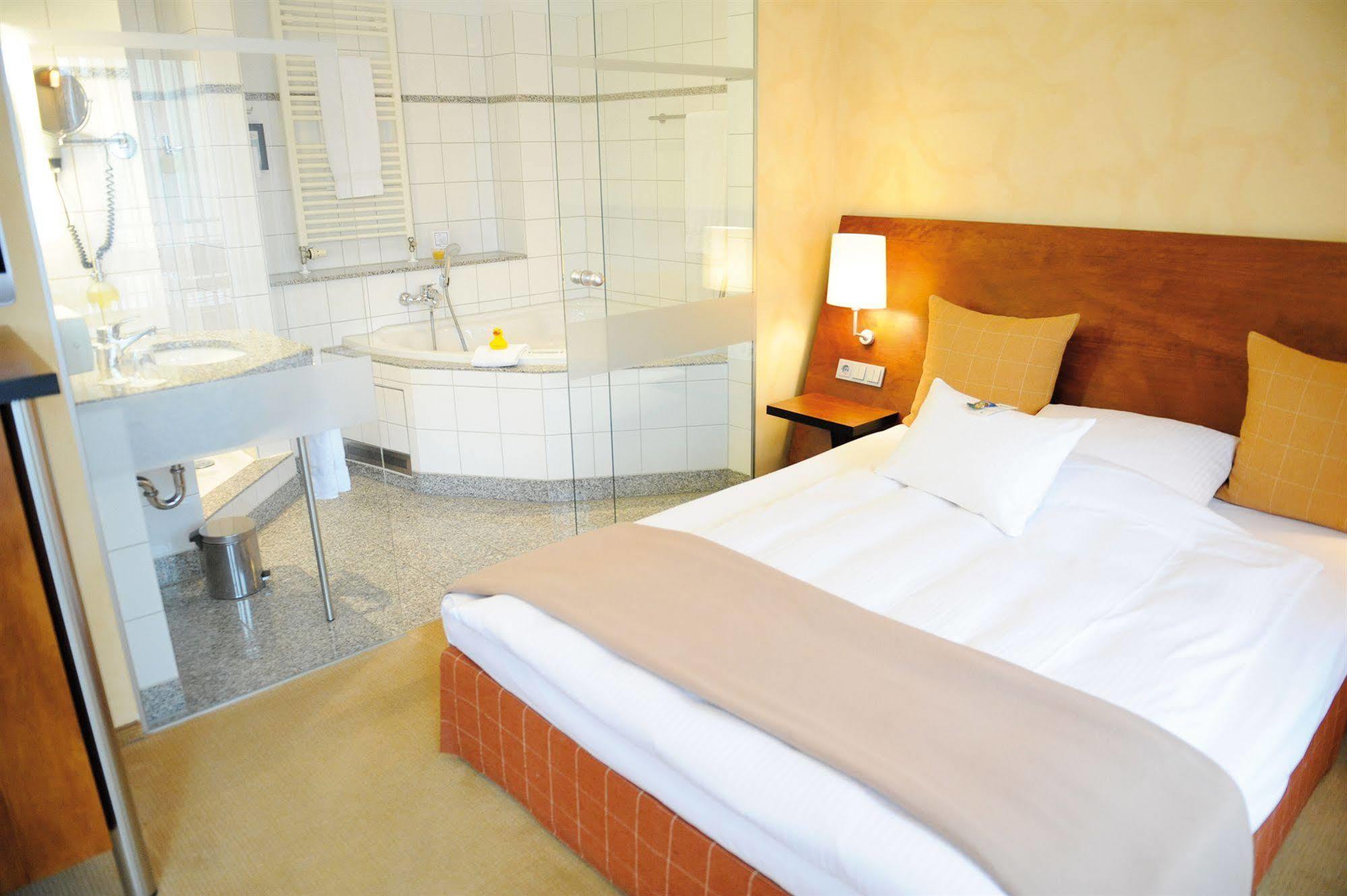 Wellings Romantik Hotel Zur Linde Moers Exteriör bild
