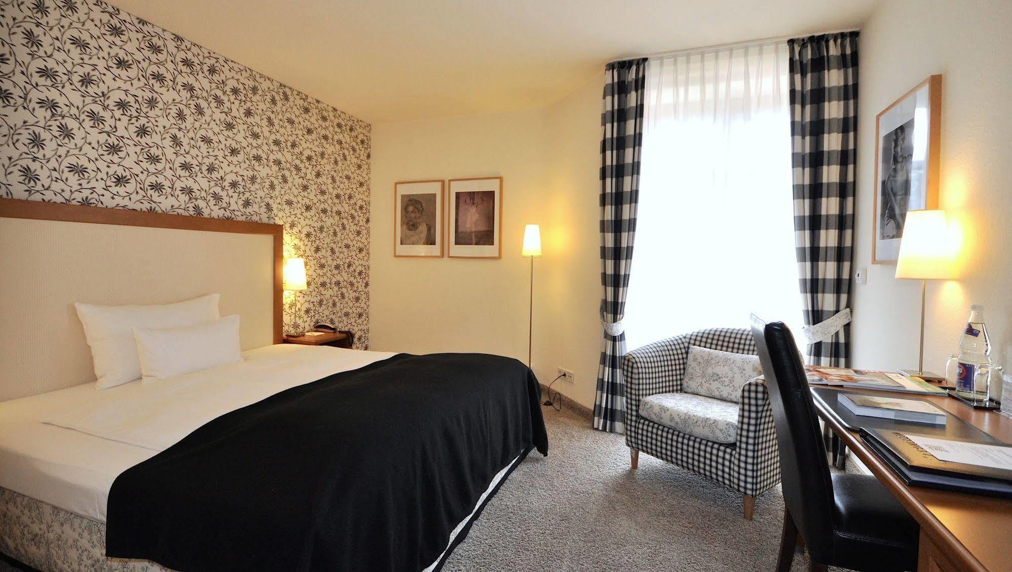 Wellings Romantik Hotel Zur Linde Moers Exteriör bild