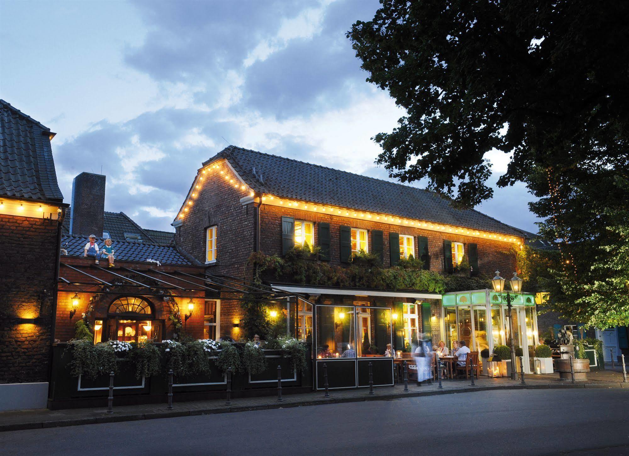 Wellings Romantik Hotel Zur Linde Moers Exteriör bild