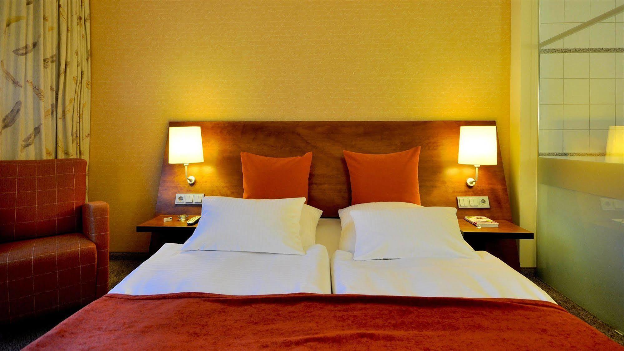 Wellings Romantik Hotel Zur Linde Moers Exteriör bild