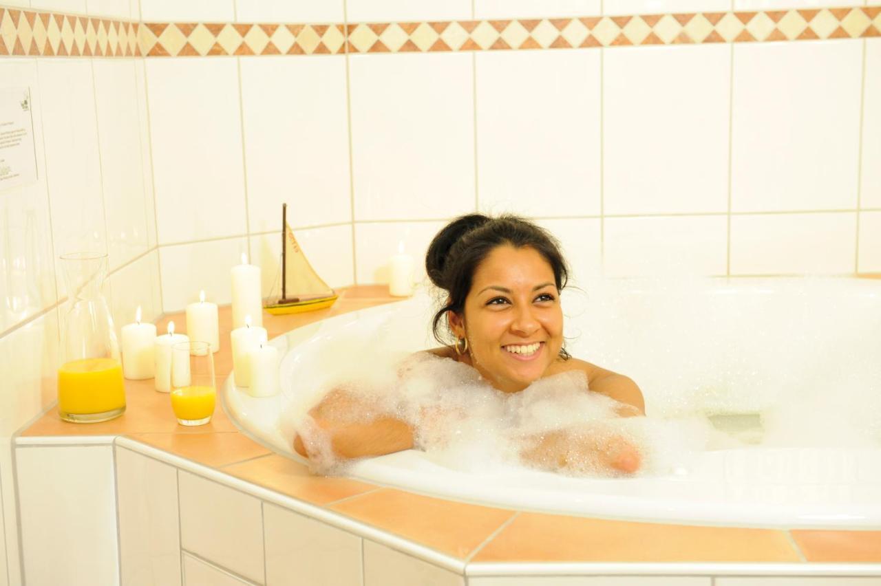 Wellings Romantik Hotel Zur Linde Moers Exteriör bild